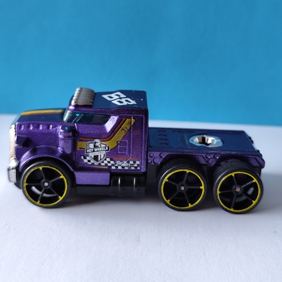 Hot Wheels 2013 Purple Rumble Road Truck Cab #68 and Trailer - Picture 9 of 13